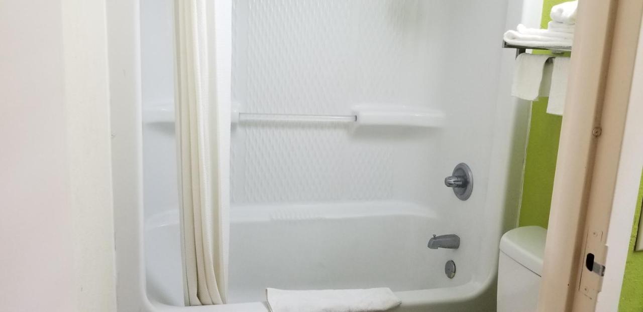 Super 8 By Wyndham Kings Dominion Area Motel